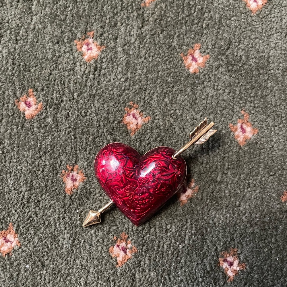 Marbled red heart brooch pin with arrow going through it